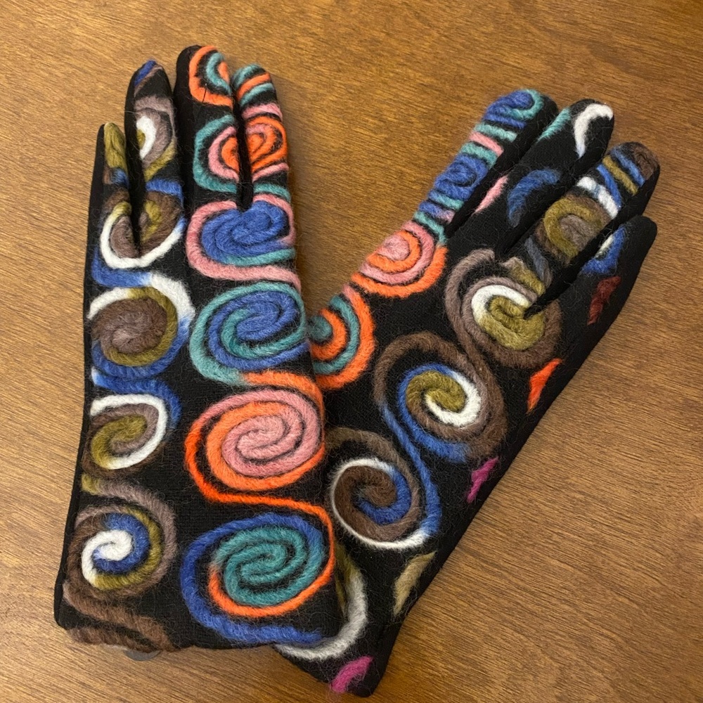 NWT Fleece-Lined Funky Swirl Pattern Touch Gloves